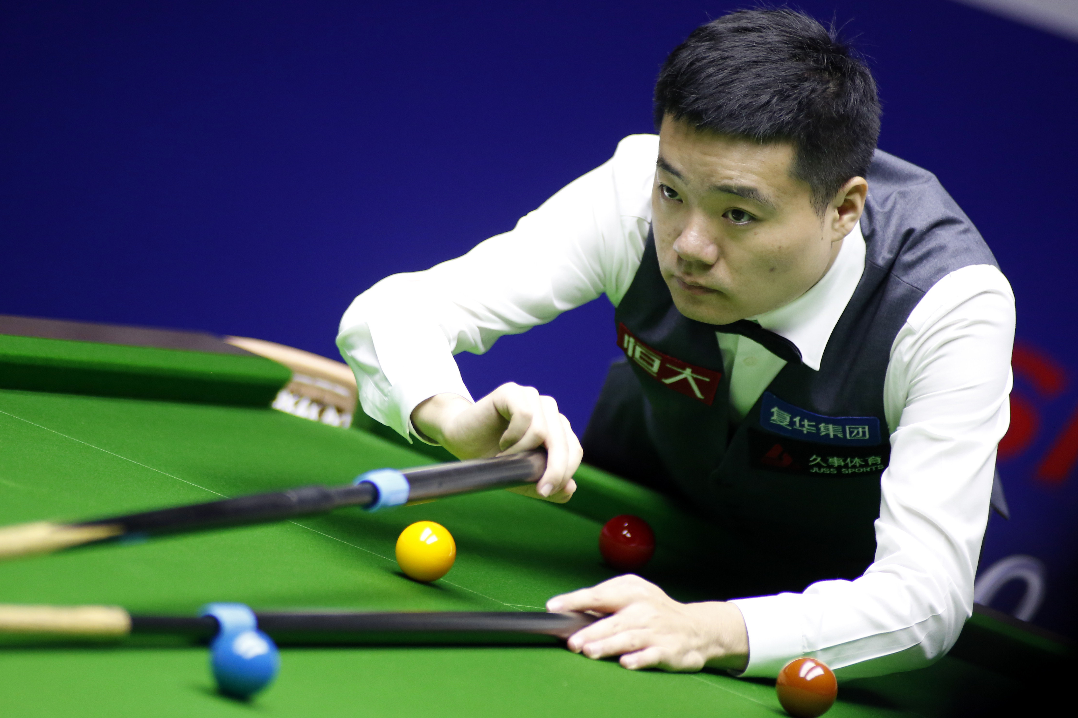 通过迈克 通过迈克