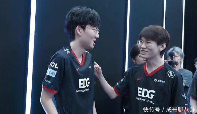 资助足球基 资助足球基