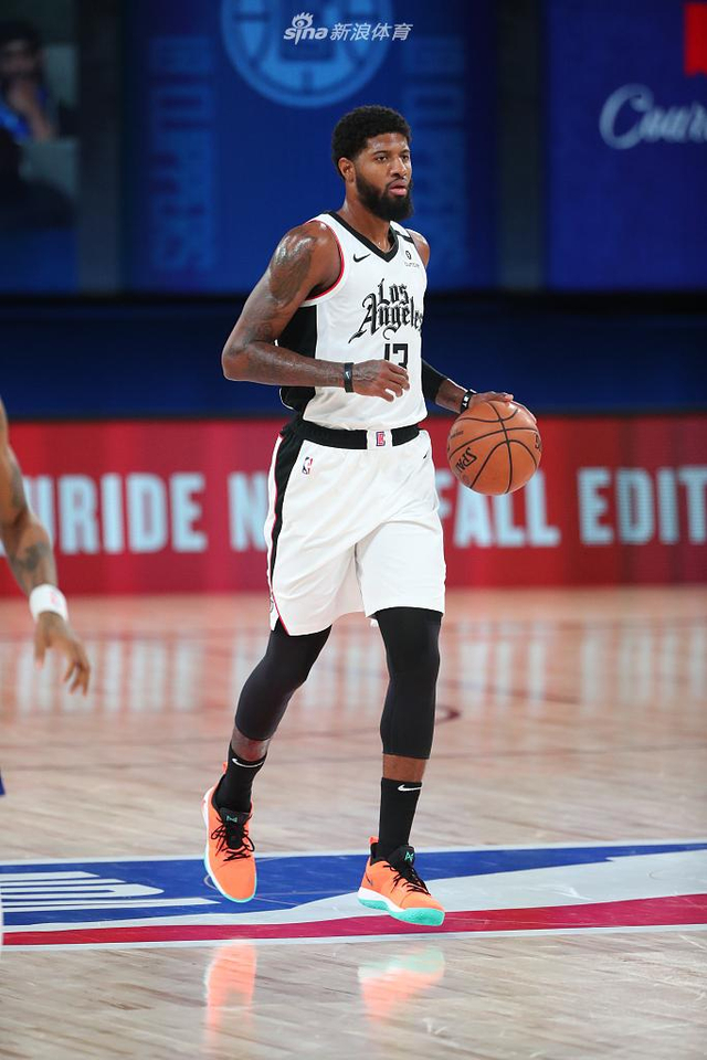 他送出一脚 他送出一脚